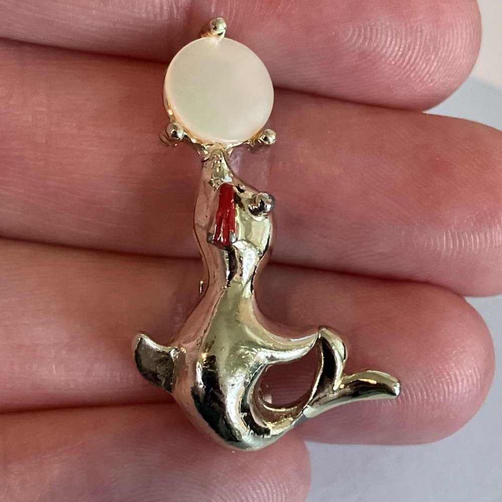 Vtg. Gold Tone Circus Seal & Ball Brooch Pin MOP Ball Whimsical Quirky Kitschy